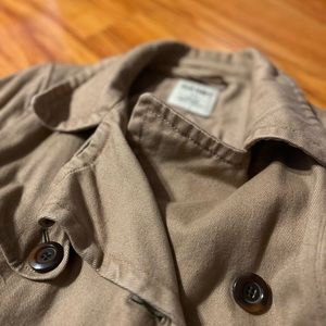 Pre-owned. Old Navy Beige Trench Coat. Women’s Size Small.